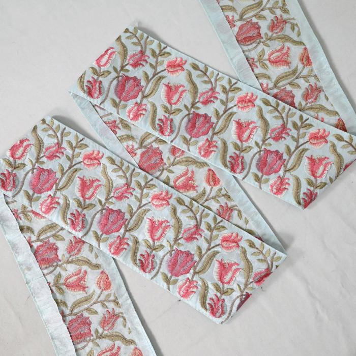 インド刺繍リボン50cm切り売り チューリップ on ライトブルー 10cm幅 花 フラワー HC R-0839 | 3枚目