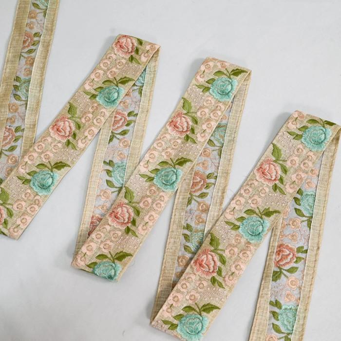 インド刺繍リボン50cm切売 2色のバラ ベージュ地 5.5cm幅 花 薔薇 フラワーHC R-0844 | 3枚目
