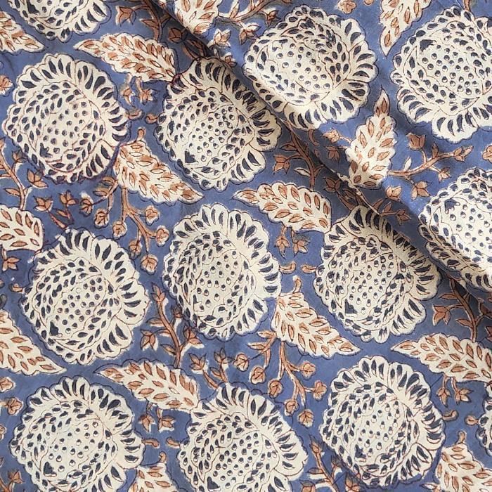 インド ブロックプリント生地 [50cm単位切り売り]サンガネリ ビッグフラワー on ブルー ベリー色 IF0477