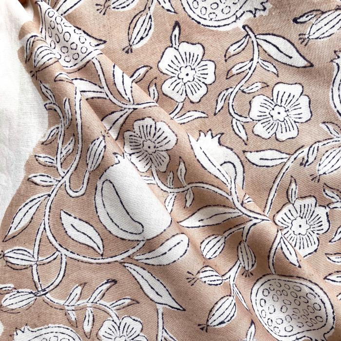 インド ブロックプリント生地 [50cm単位]  サンガネリ ザクロ on ベージュ 花 フラワー PP IF0498