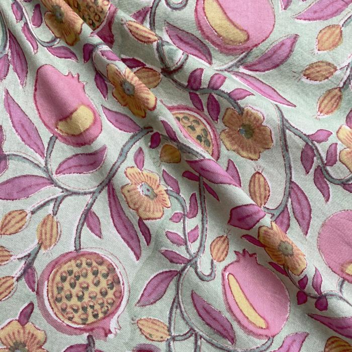 インド ブロックプリント生地 [50cm単位]  サンガネリ ザクロ on グリーン 花 フラワー PP IF0499