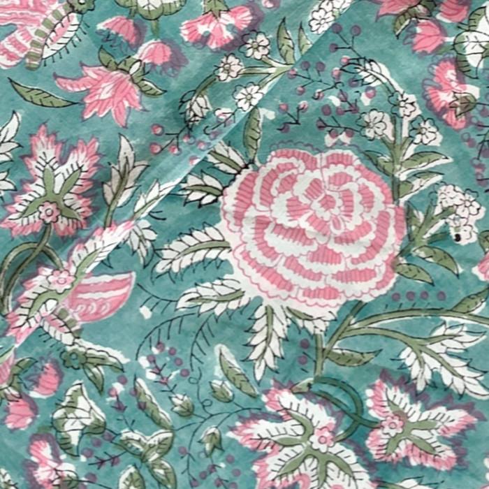 インド ブロックプリント生地 [50cm単位切売] サンガネリ バラと蝶々 on ライトブルー ローズ 薔薇IF0510