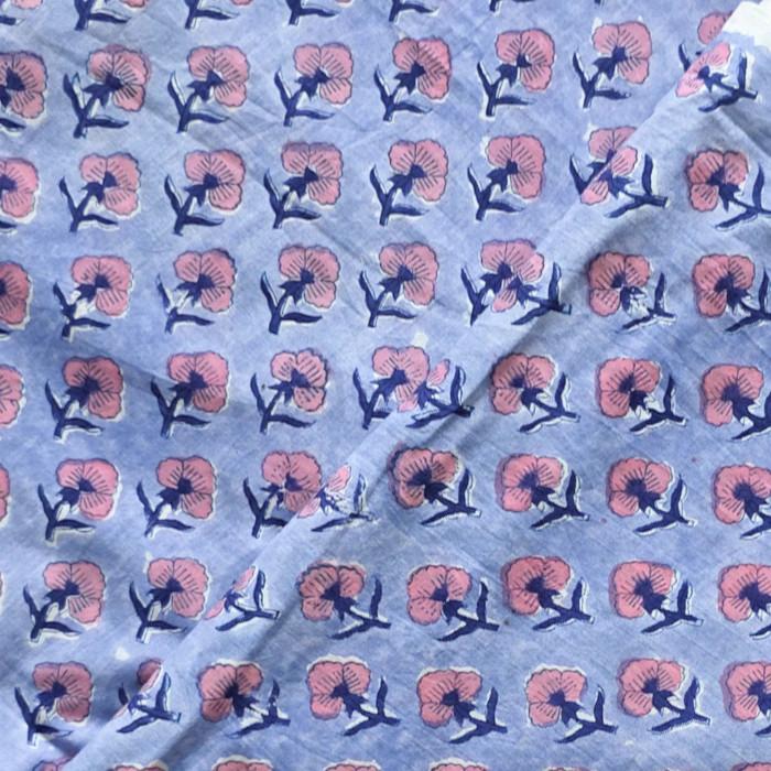 インド ブロックプリント生地 [50cm単位切売] サンガネリ ピンクフラワー on サックスブルー