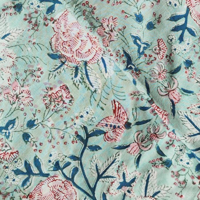 インド ブロックプリント生地 [50cm単位切売] サンガネリ バラと蝶々 on ライトブルー ローズ 薔薇IF05261枚目の画像