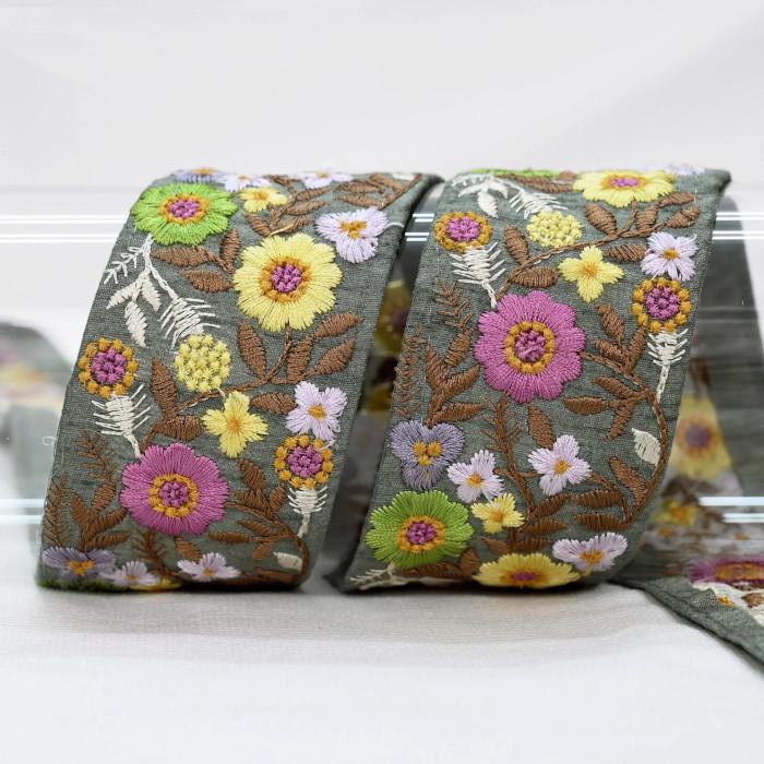 インド刺繍リボン50cm切り売り フォークロア フラワー on グリーン 5.4cm幅 花 HC R-0873 | 2枚目