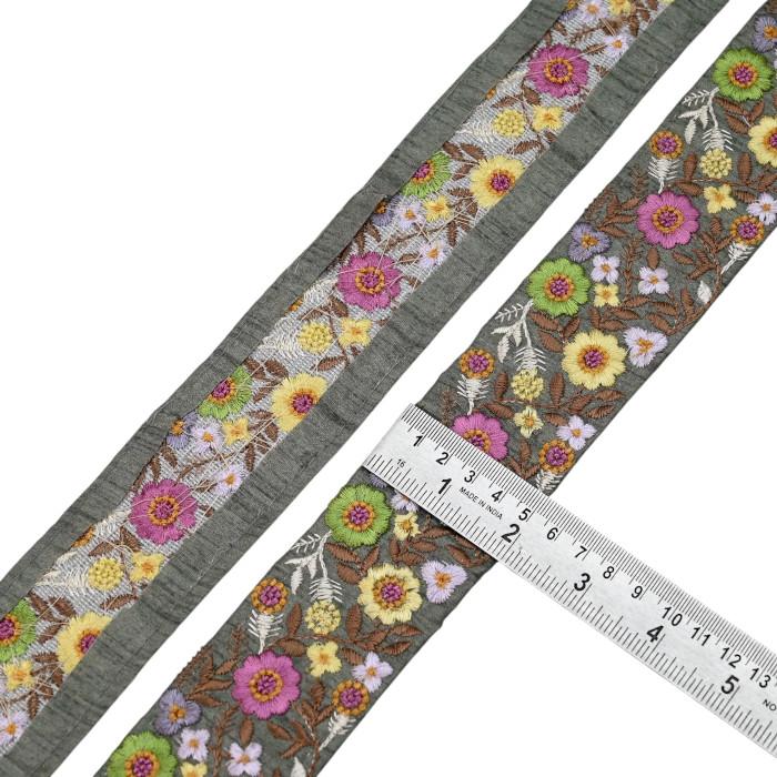 インド刺繍リボン50cm切り売り フォークロア フラワー on グリーン 5.4cm幅 花 HC R-0873 | 4枚目