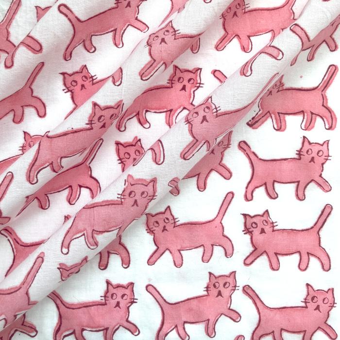インド ブロックプリント生地 [43cm単位] キャット ピンク ライトホワイト地ファブリック 猫 ねこ IF0353