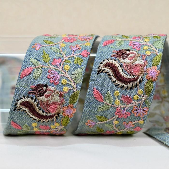 インド刺繍リボン50cm切り売り リスの森 ライトブルー 4.5cm幅 花 HC 栗鼠 りす 秋 冬 動物 R-0834 | 2枚目